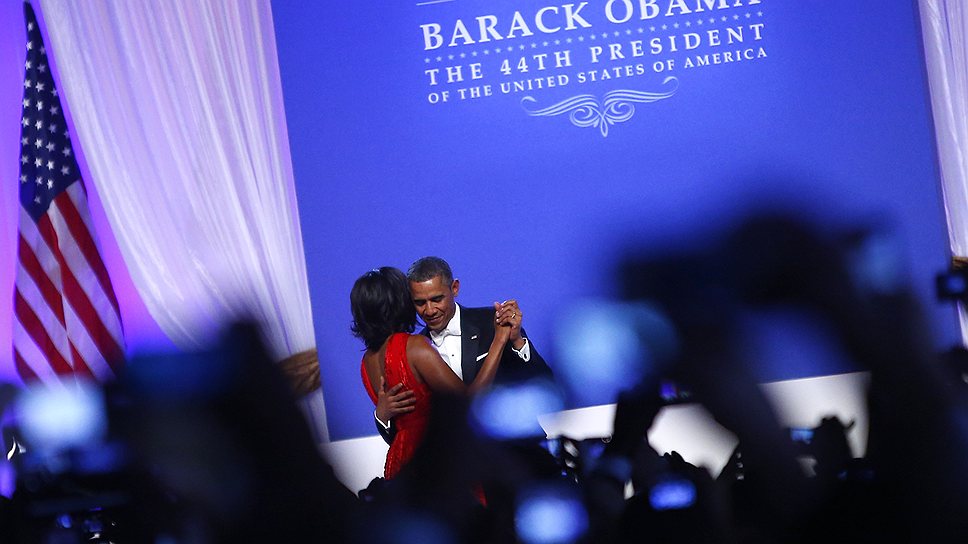 2013 год. Вторая инаугурация президента США Барака Обамы. По традиции церемония проводится публично перед Капитолием в Вашингтоне, привлекает большое число зрителей, по ее случаю устраиваются торжественный парад и бал