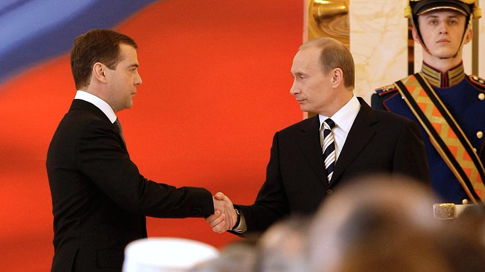 2008 год. Президент России Дмитрий Медведев и Владимир Путин после церемонии инаугурации президента РФ в Большом Кремлевском дворце