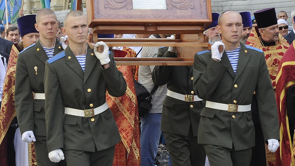 Рядовых участников, как раз бойцов ВДВ в прошлом, на Лобное место практически не допускали. Пустили журналистов, высокопоставленных людей и священников
