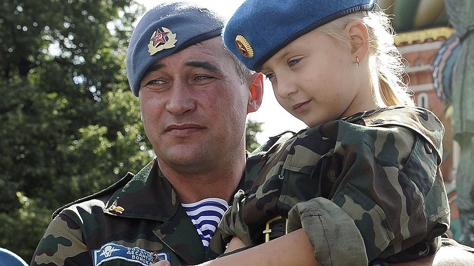 Многие бойцы ВДВ пришли на праздник с семьями