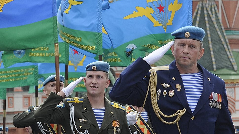 На Лобном месте была организована импровизированная сцена, где было зачитано поздравление от патриарха Кирилла и президента РФ Владимира Путина