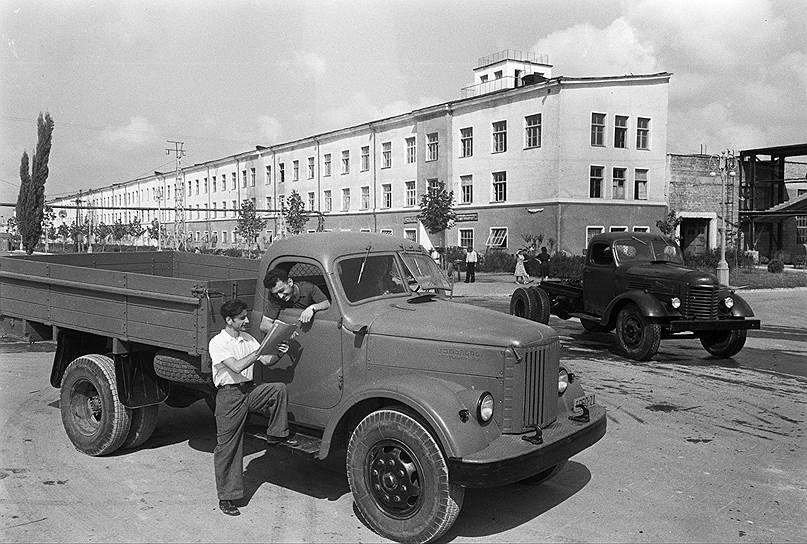1916 год. В Москве основан завод АМО (Автомобильное моторное общество). В конце 1933 года был переименован в ЗИС (завод имени Сталина), а после разоблачения культа личности стал именоваться ЗИЛом (заводом имени Лихачева)