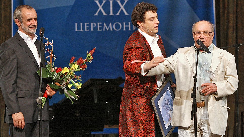 «Толпа людей перед зданием. Одни смотрят в конец улицы — ждут, ведь просил не опаздывать. Другие, пропуская вперед дам, входят в незакрывающиеся двери, третьи пританцовывают — нет ли лишнего билетика. Подъезжают машины. Резко тормозят, водители не ругаются в опущенные стекла на перебегающих улицу. Здесь так и должно быть — это театр. Ровно в семь часов улицы опустеют. А через три часа машины вновь захлопают дверцами, рессоры троллейбуса вновь почувствуют тяжесть, на фасадной афише под словом &quot;сегодня&quot; — пустота. Все кончилось. Умер еще один спектакль»