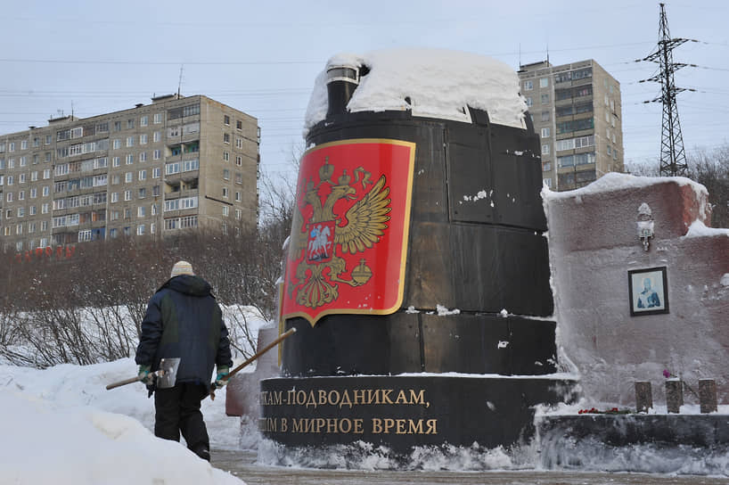 15 июня 2009 года рубка атомной подлодки «Курск» была установлена в Мурманске на смотровой площадке у храма Спаса на Водах, а 26 июля состоялось открытие памятника, ставшего частью мемориала «Морякам, погибшим в мирное время». В память о «Курске» были установлены памятники еще в нескольких городах