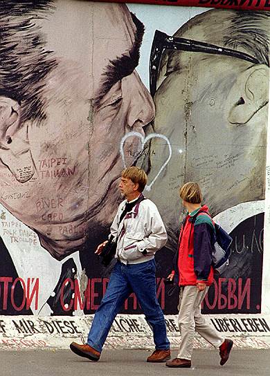 13 августа 1961 года в центре Берлина была возведена стена. Власти Восточной Германии сделали это, чтобы остановить массовое бегство своих граждан в более благополучную Западную Германию. Со временем западную часть стены украсили многочисленные граффити, в том числе изображение поцелуя генсека СССР Леонида Брежнева и главы Восточной Германии Эрика Хоннекера, а также знаменитый автомобиль «Трабант», ставший символом ГДР, который пробивает Берлинскую стену