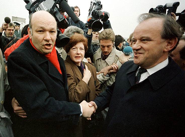 Правящие бургомистры Западного Берлина Вальтер Момпер (слева) и Восточного Берлина Эрхард Крек пожимают друг другу руки у Берлинской стены 12 ноября 1989 года
