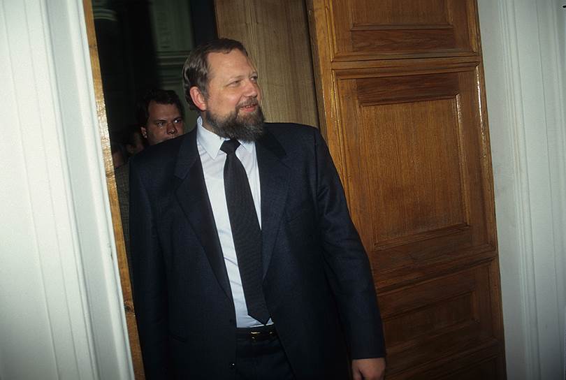 7 сентября 1998 года вслед за зампредом ЦБ Андреем Козловым, уволившимся 4 сентября, в отставку подает глава Банка России Сергей Дубинин. Цена на нефть — $11,88 за баррель Brent