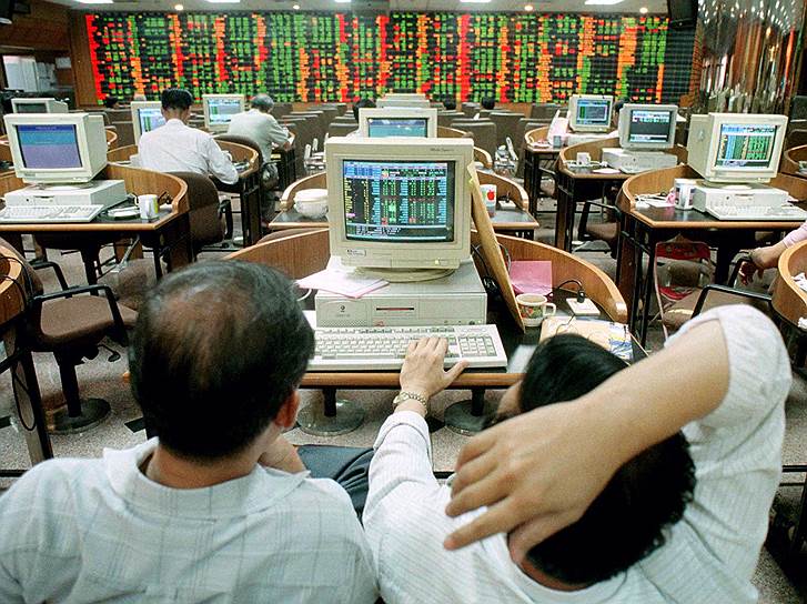 2 июля 1997 года с обрушения фондового рынка и национальной валюты в Таиланде начинается азиатский финансовый кризис. Доверие к рынкам развивающихся стран стремительно падает, инвесторы выводят с них средства. Цена на нефть — $18,7 за баррель Brent