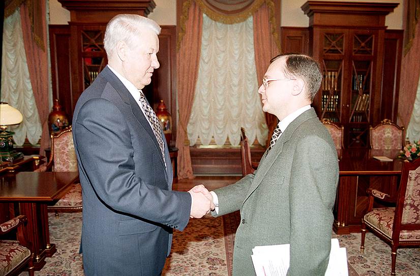 23 марта 1998 года Борис Ельцин отправляет в отставку правительство Виктора Черномырдина и назначает и. о. премьера Сергея Кириенко (на фото справа). Госдума утверждает его кандидатуру только с третьего раза, 26 апреля. Цена на нефть — $13,08 за баррель Brent