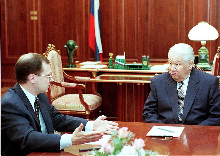 16 августа 1998 года Сергей Кириенко приезжает к Борису Ельцину и согласовывает с ним сценарий антикризисных мер, предполагающих отказ от обязательств по госдолгу и девальвацию рубля