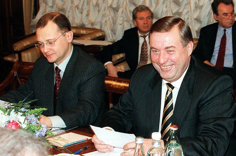 6 августа 1998 года Сергей Кириенко и спикер Госдумы Геннадий Селезнев договариваются о необходимости выхода Думы с каникул на два дня 19–20 августа для рассмотрения новой антикризисной программы
