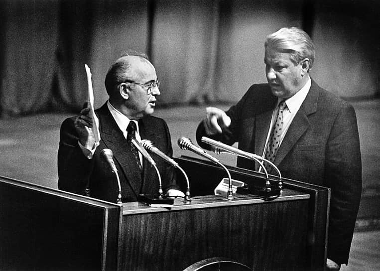 23 августа Борис Ельцин (справа) на сессии Верховного cовета России в присутствии Михаила Горбачева подписал указ о приостановлении деятельности Компартии РСФСР