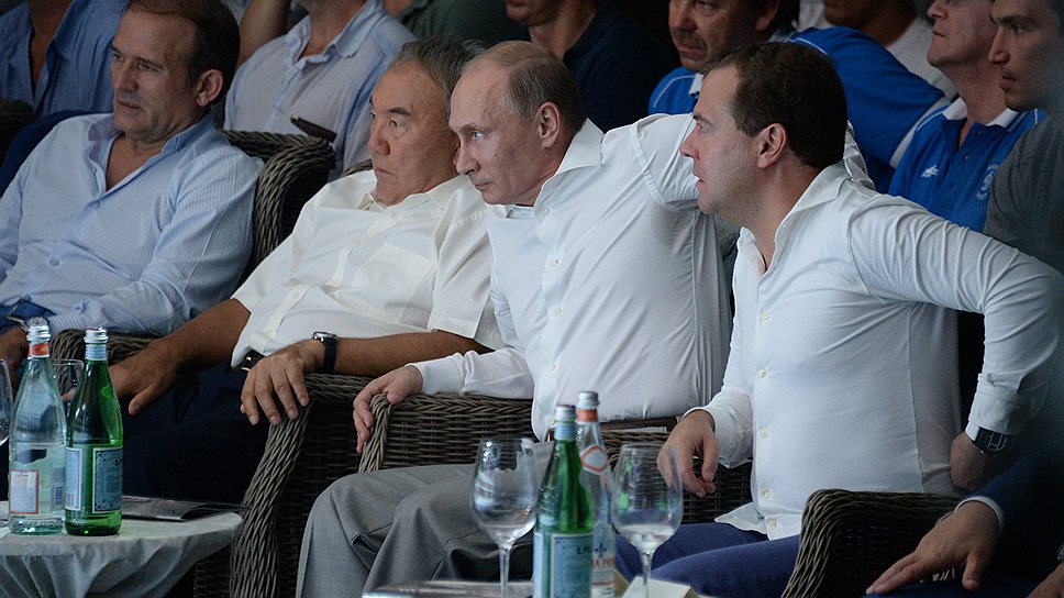 Владимир Путин (в центре) посмотрел бои без правил в компании Дмитрия Медведева (справа) и Нурсултана Назарбаева (слева)