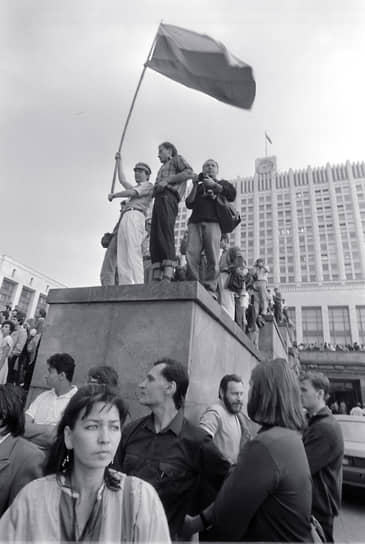 22 августа в Москве был объявлен траур по погибшим. На Краснопресненской набережной прошел массовый митинг, в ходе которого манифестанты вынесли огромное полотнище российского триколора, который станет новым российским флагом 