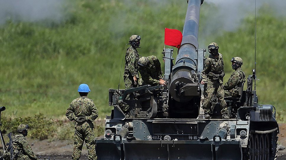 Министр обороны Японии Итсунори Онодера подчеркнул, что маневры демонстрируют готовность страны решительно реагировать «на усиливающиеся дестабилизирующие факторы» в мире в целом и в регионе в частности