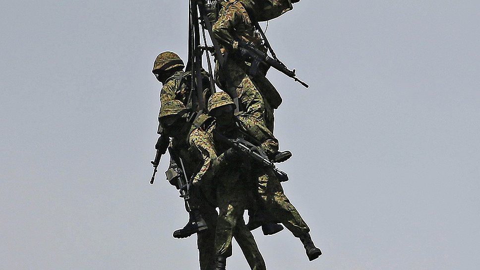 Современое название вооруженных сил Японии — «Силы самообороны Японии» численностью порядка 250 тыс. человек. Девятая статья Конституции Японии сильно ограничивает военную деятельность Сил самообороны, не связанную непосредственно с обороной страны
