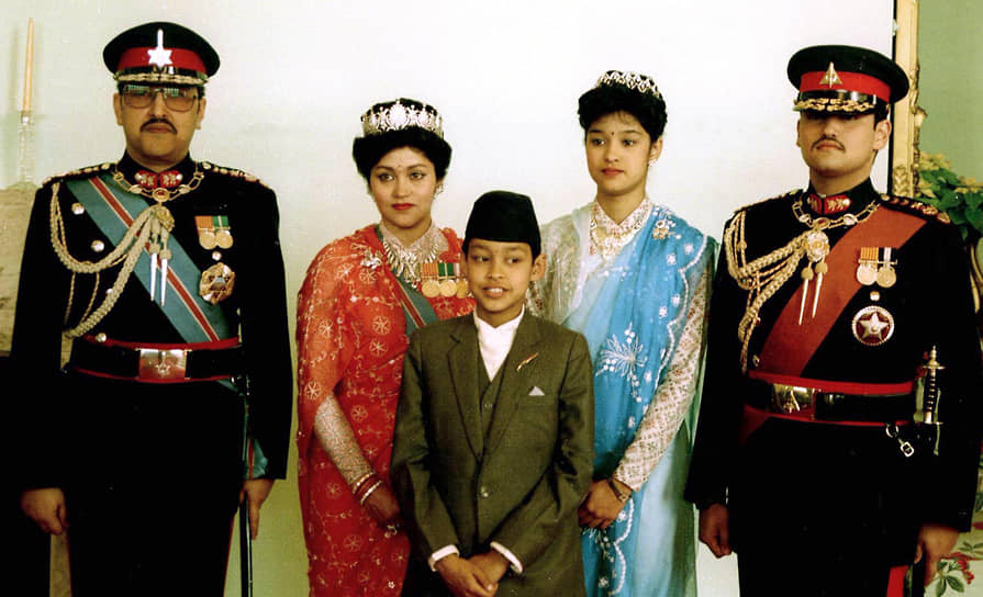 1 июня 2001 года был застрелен король Непала Бирендра Бир Бикрам Шах (крайний слева). Убийцей стал его старший сын и наследник престола Дипендра (справа). За ужином, где присутствовала королевская семья, он выпил спиртного и в состоянии алкогольного опьянения расстрелял своих родных из пистолета-пулемета MP5, а сам чуть позже застрелился в саду