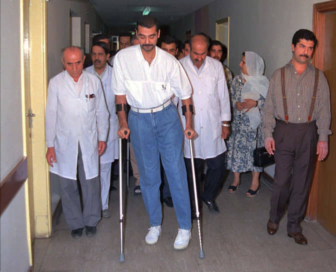 В 1996 году на старшего сына Хусейна Удея (на фото в центре) было совершено покушение, в результате которого он оказался парализован