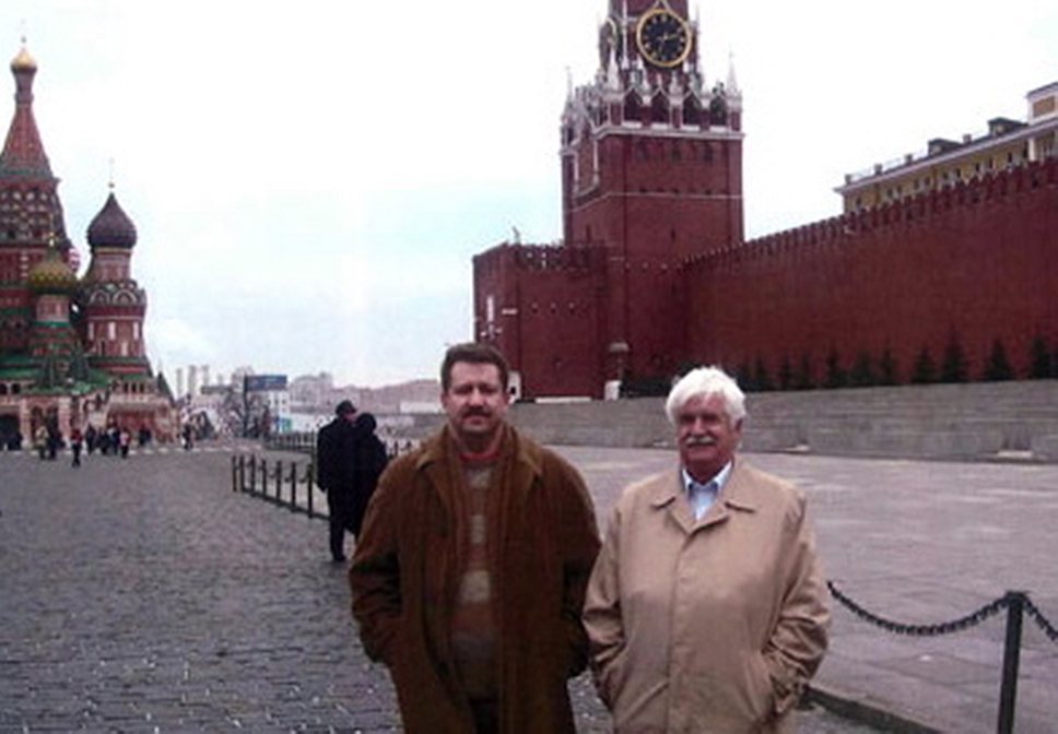 27 октября 2011 года бывший деловой партнер российского предпринимателя Эндрю Смулян (на фото с Владимиром Бутом) подтвердил в суде, что тот намеревался поставить 100 тонн оружия колумбийским боевикам