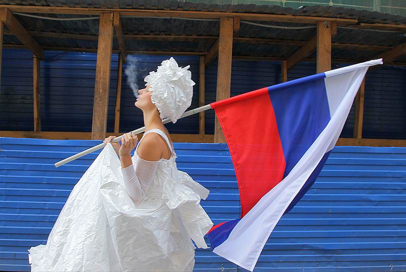 1991 год. Бело-сине-красный флаг стал государственным флагом России