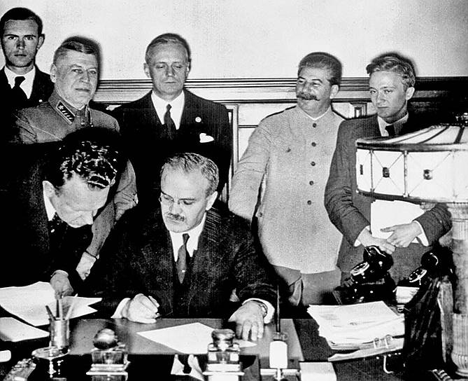 1939 год. Заключен Договор о ненападении между Германией и Советским Союзом, который подписали Вячеслав Молотов (в центре) и Иоахим фон Риббентроп (на втором плане в центре). Иосиф Сталин — второй справа