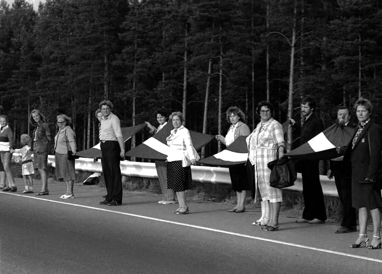 1989 год. В 50-ю годовщину подписания советско-германского пакта состоялась акция Балтийский путь, когда жители Литвы, Латвии и Эстонии выстроили живую цепь длиной почти в 600 км — около 2 млн человек (самая большая живая цепь в мире)