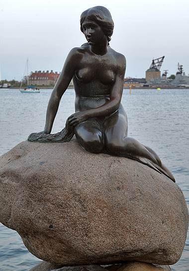 1913 год. В Копенгагене (Дания) открыт памятник героине сказки Ганса Христиана Андерсена Русалочке