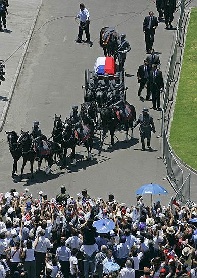 Аугусто Пиночет умер 10 декабря 2006 года от инфаркта. Государственных похорон и траура по бывшему диктатору в стране не было, однако ему оказали воинские почести