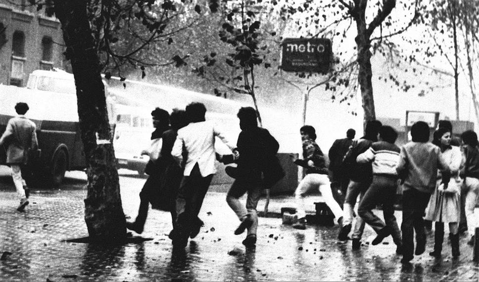 В начале 1980-х годов экономическая ситуация в Чили резко ухудшилась, а Аугусто Пиночет отказался рассматривать «Национальное соглашение о переходе к демократии»&lt;br>
На фото: разгон антиправительственной акции протеста в Сантьяго, 1983 год