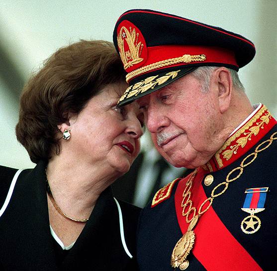 Аугусто Пиночет с супругой Люсией Ириарт (слева), первой леди Чили в 1973—1990 годах 