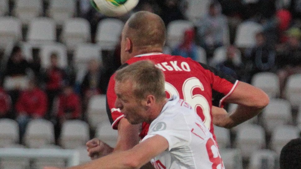 Денис Глушаков (в белом) борется на втором этаже с Мартином Якубко
