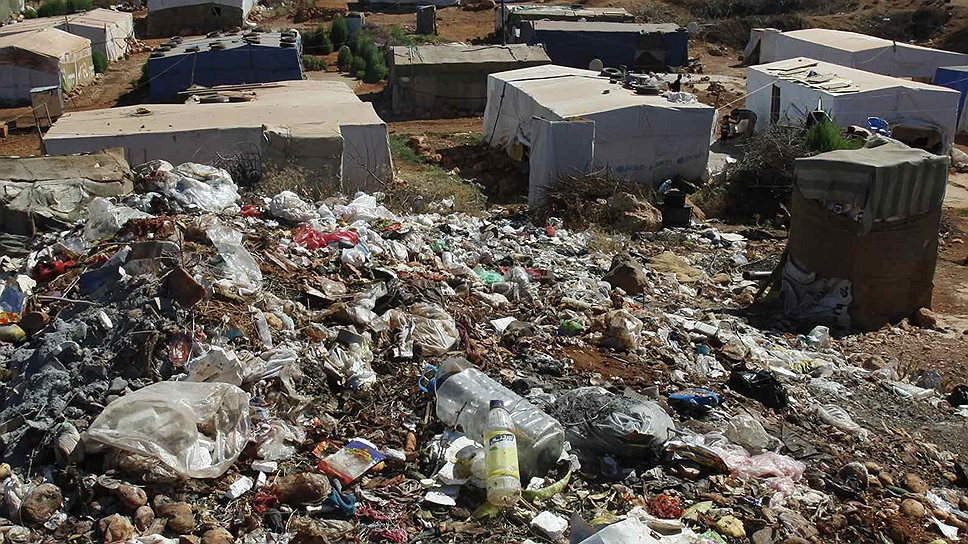 Горы мусора рядом с палаточным лагерем для беженцев на востоке Ливана
