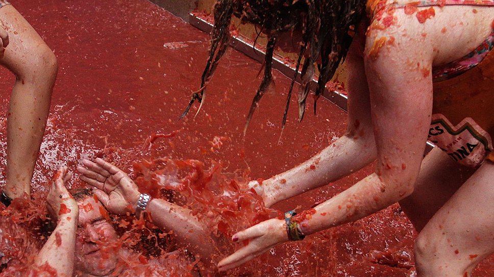 Население Буньоля составляет 9 тыс. человек, но на время La Tomatina туда приезжают до 40 тыс. туристов из разных стран. Жилья для всех желающих в городе не хватает, поэтому многие участники приезжают на поезде или автобусе из Валенсии, которая находится в 38 км