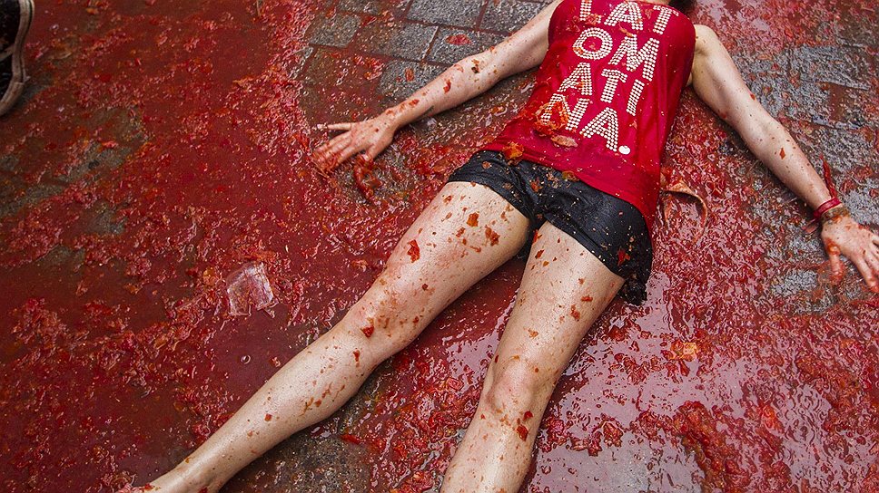 Ежегодный фестиваль La Tomatina в Буньоле проводится в честь покровителя города Святого Луи Бертрана и Богоматери-защитницы. Начало традиции праздника было положено в 1945 году