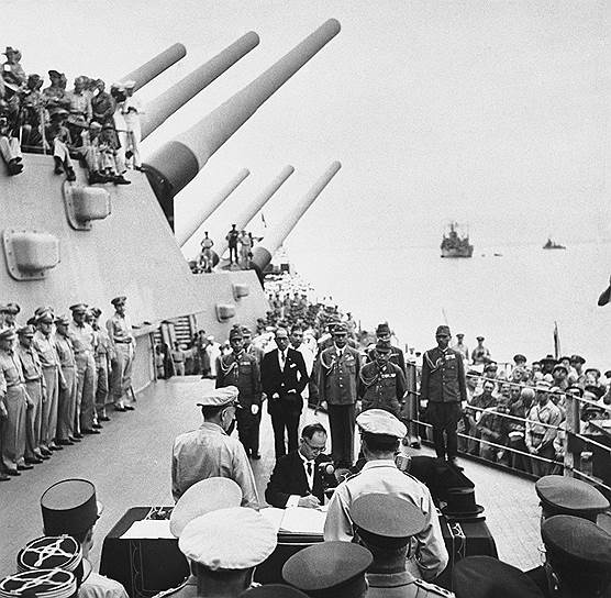 1945 год. Церемония капитуляции Японии на борту американского линкора «Миссури», что означало окончание Второй мировой войны