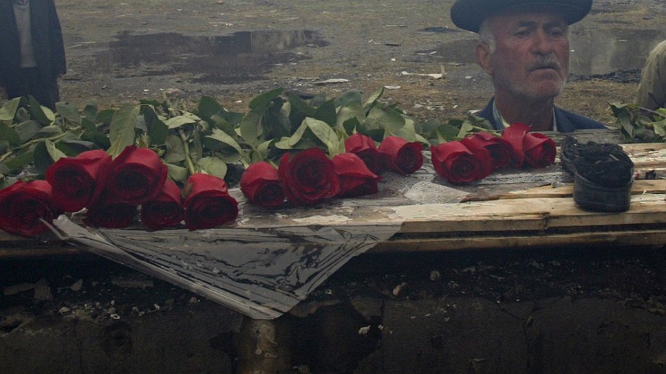 4 сентября в России был объявлен двухдневный траур, в связи с которым были приспущены Государственные флаги, а также отменены развлекательные мероприятия. 
3 сентября 2005 года на мемориальном кладбище «Город ангелов», где были захоронены большинство жертв, открылся памятник «Древо скорби»
