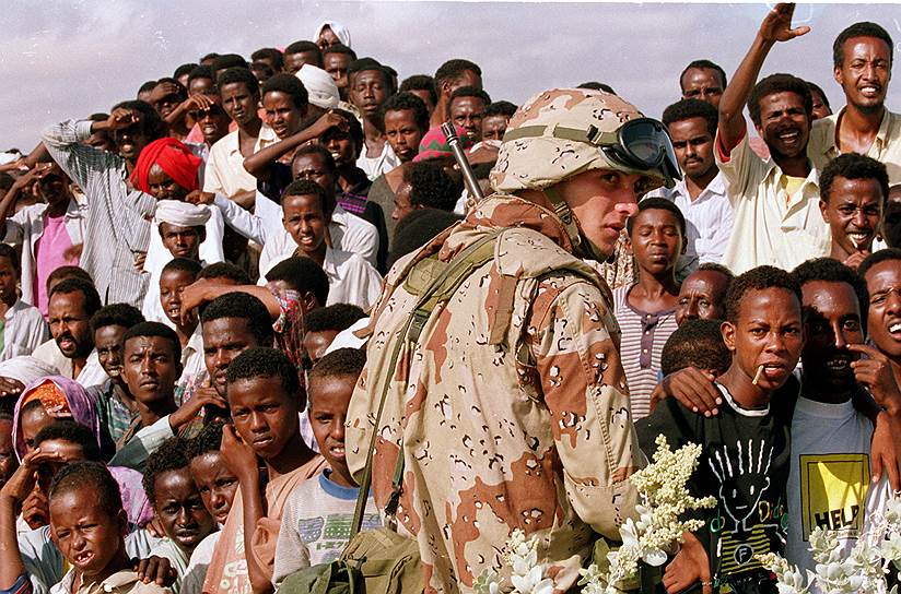 В декабре 1992 года в Сомали для наведения порядка и обеспечения бесперебойного снабжения гуманитарной помощью под флагом ООН высадился многонациональный миротворческий корпус численностью около 26 тыс. человек. Операция получила название «Восстановление надежды» и продлилась ровно полгода