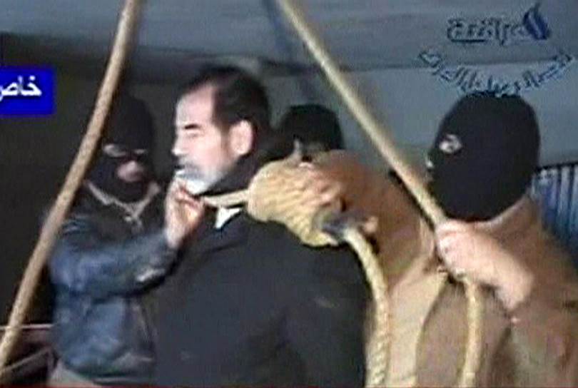30 декабря 2006 года был приведен в исполнение смертный приговор бывшему президенту Ирака Саддаму Хусейну. Диктатора обвиняли в преступлениях против человечества. На казни присутствовали иракские чиновники и судьи