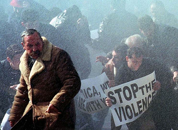В 1999 году силы НАТО во главе с США нанесли массированные ракетные удары по территории Югославии, чтобы достичь вывода сербских войск и полиции из Косово. Причиной интервенции войск НАТО была названа волна этнических чисток в регионе