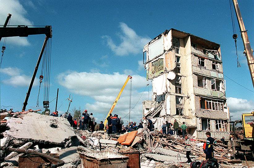 1999 год. Террористический акт в Буйнакске. В результате взрыва были разрушены два подъезда жилого дома, 64 человека погибли, в том числе 23 ребенка, почти 150 человек получили ранения