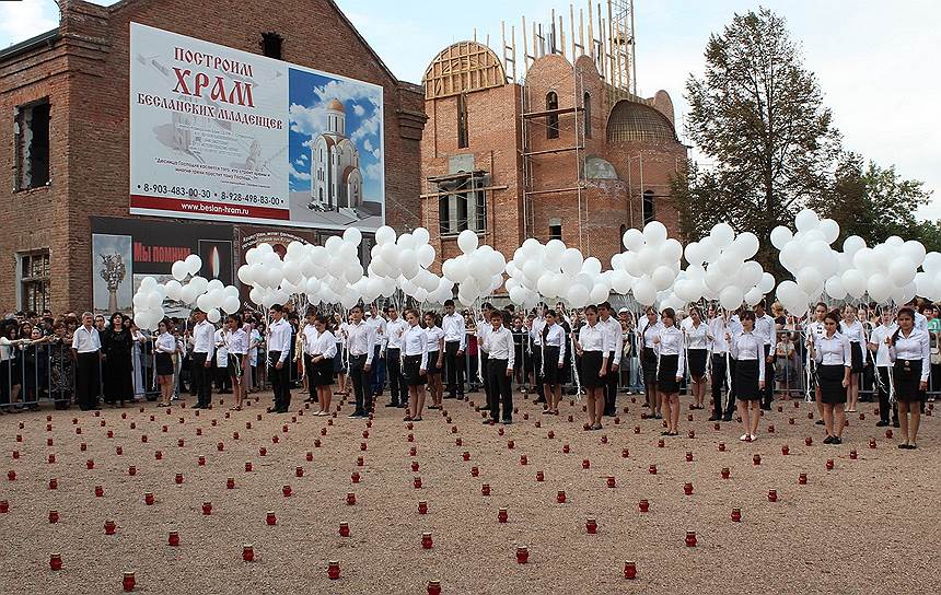 По уже устоявшейся традиции школьники выпустили в небо 334 белых шара, символизирующих погибших в результате теракта