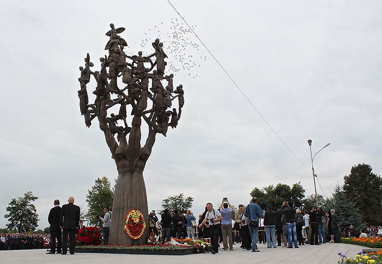 В годовщину бесланской трагедии у памятника «Древо скорби» прошла вахта памяти по погибшим в теракте детям и взрослым
