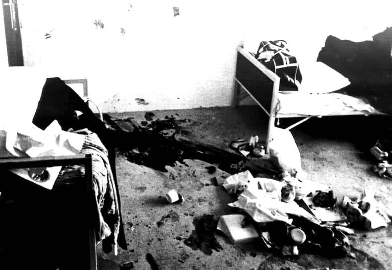 Рано утром 5 сентября восемь членов палестинской группировки «Черный сентябрь» проникли в дом, где во время Олимпиады проживали израильские спортсмены. Штангисту Йосефу Романо удалось ранить одного из террористов, однако сам атлет был застрелен