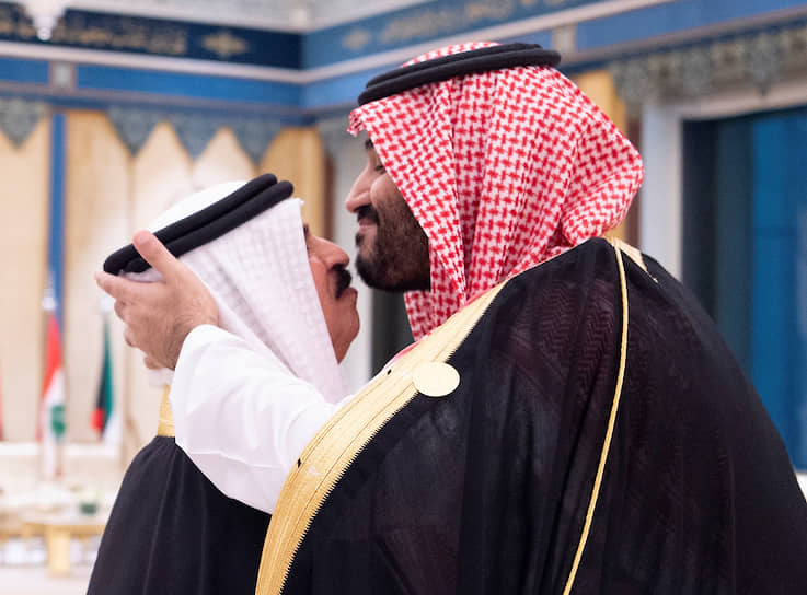 2019 год. Саудовский принц Мухаммед бен Сальман целует в лоб короля Бахрейна Хамада бен Ису Аль Халифу на саммите в Мекке 