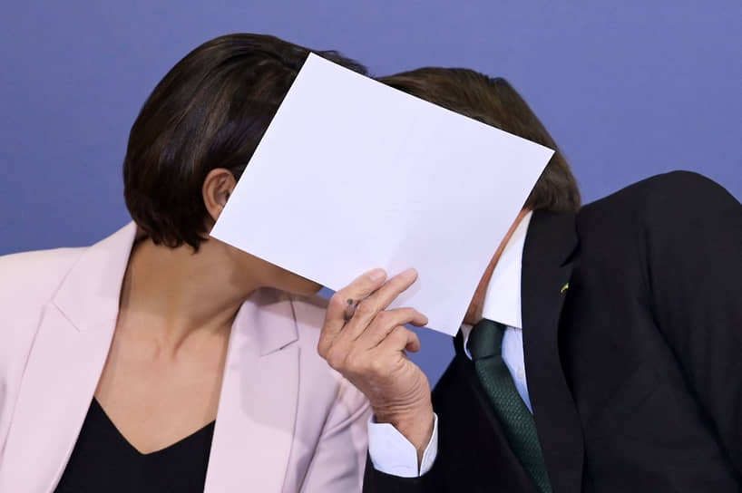 2022 год. Президент Бразилии Жаир Болсонару постеснялся публичного проявления чувств к жене Мишель, когда подписывал соглашение по бесплатным образовательным инструментам с Google