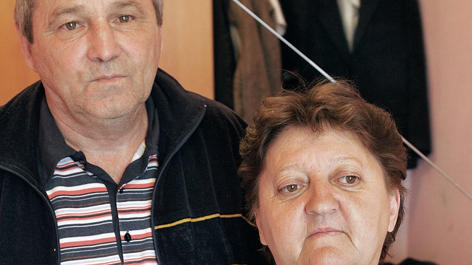 Супругам Григорию Гизатулину и Ларисе Шнягиной при эвакуации из поселка Красная Речка удалось забрать только документы