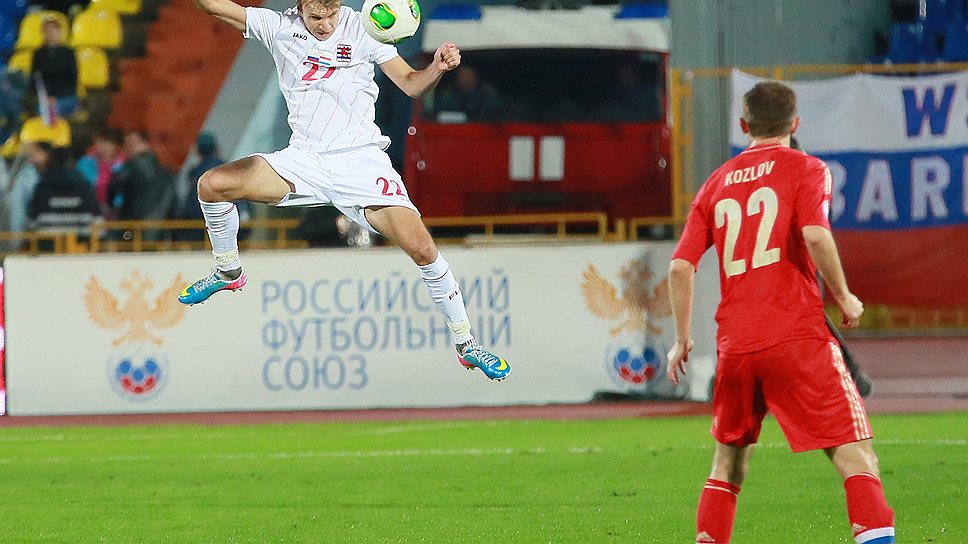 Последнее слово в матче осталось за сборной России: уже в добавленное время вышедший на замену Александр Самедов отправил мяч, по сути, в пустые ворота.
