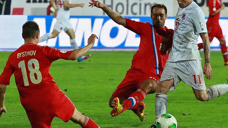 Голкипер сборной России Игорь Акинфеев поиграл на нервах болельщиков, эффектно, в два касания, погасив скорость мяча у самой линии ворот.
