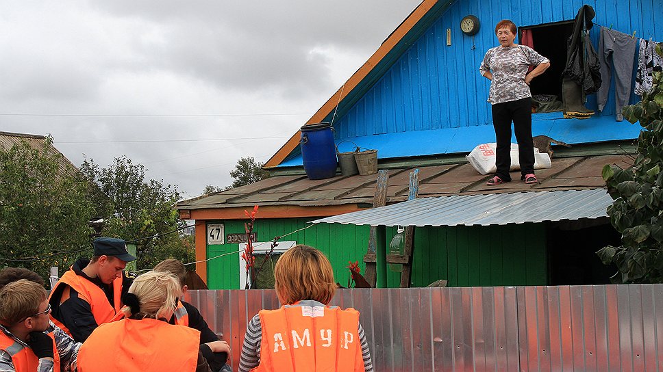 Пенсионерка Людмила Маковецкая на крыше своего затопленного дома