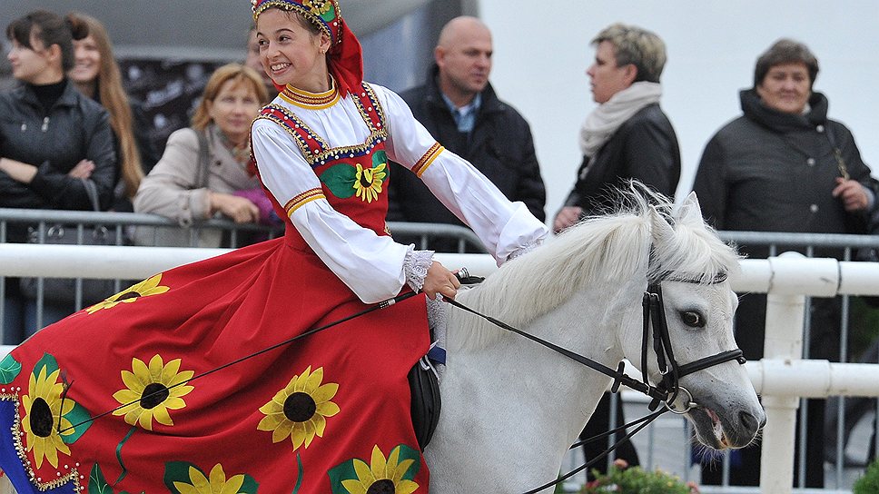 Кавалерийский почетный эскорт Президентского полка показывает конное шоу «Традиции России» — программу по военно-прикладным видам конного спорта
